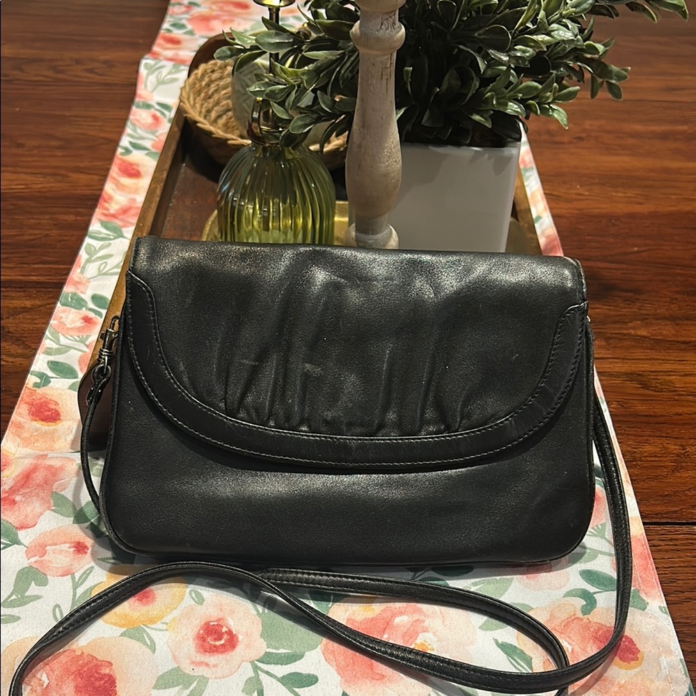 Vintage Gold Crest Elegant Black Leather Shoulder Bag